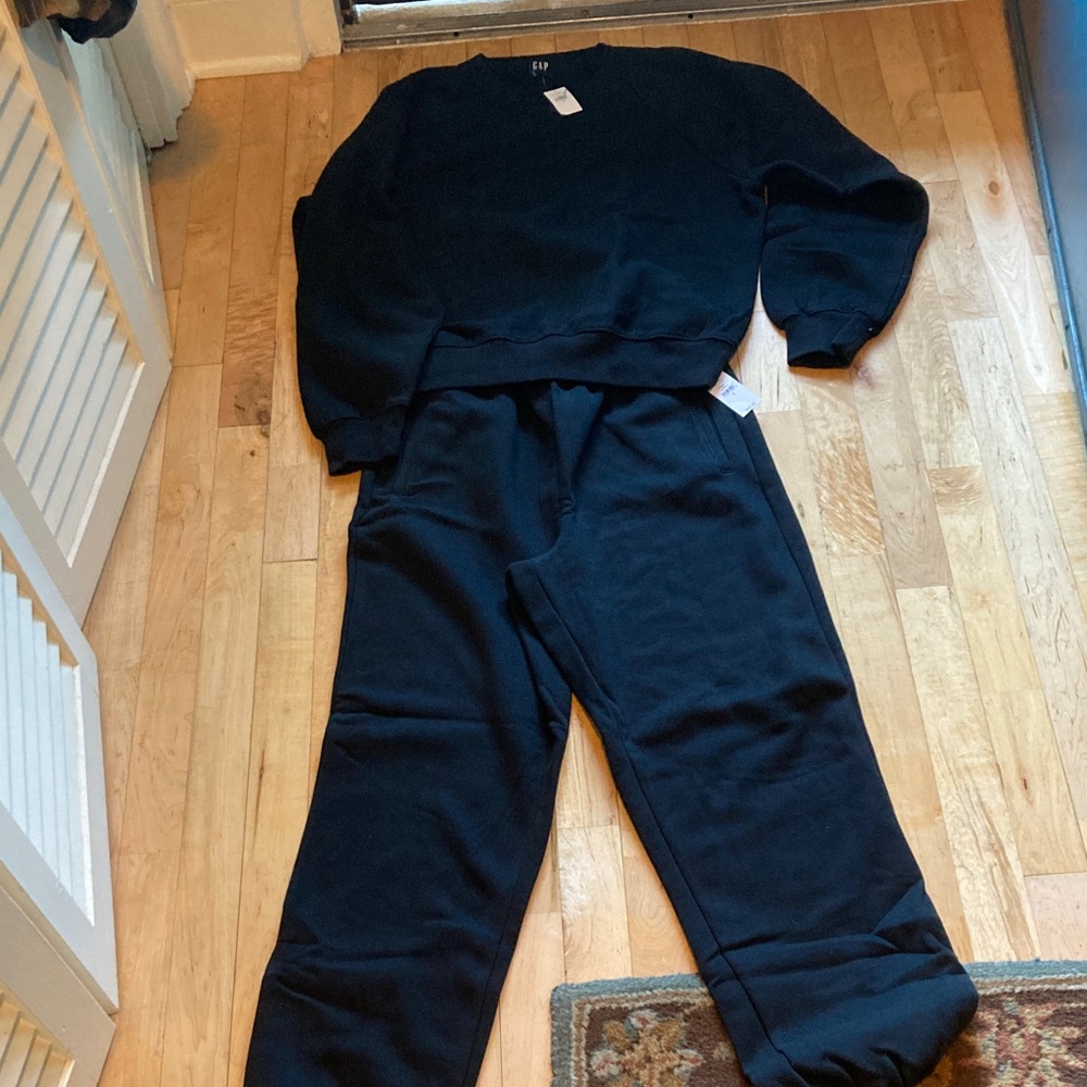 NWT set of  gap black sweatshirt, and sweatpants size small